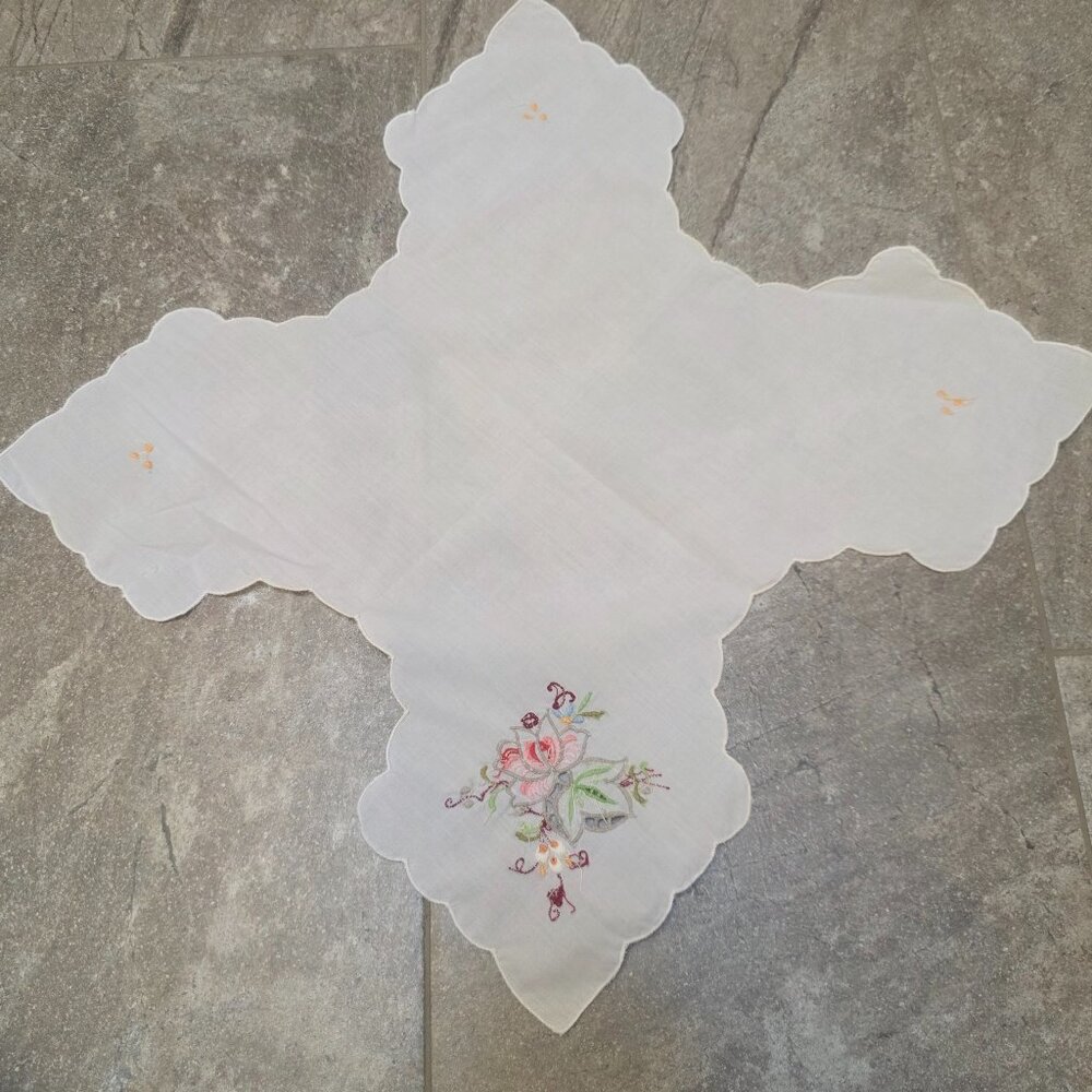 Vintage Appliqué & Embroidery Linen Bread Basket Liners flowers